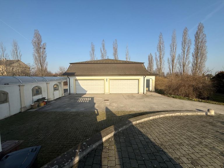 Nebengebäude mit seitlichen Zugang zur Villa