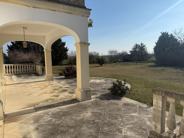 EG Terrasse mit Blick in den weitläufigen Garten.