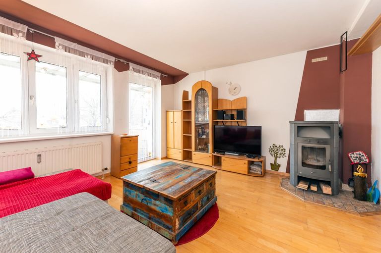 Helles Wohnzimmer mit Schwedenofen 1. OG