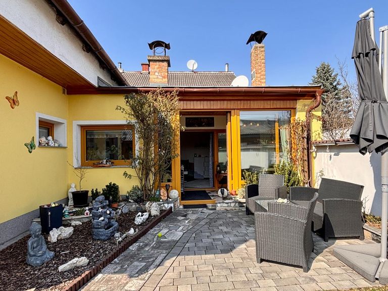 Terrasse vor Wintergarten