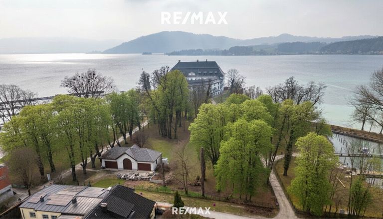 Drohnenansicht auf das Schloss Kammer