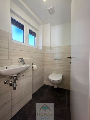 Badezimmer mit Wanne und WC