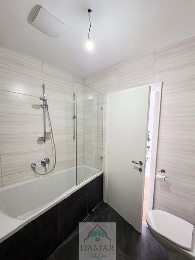 Badezimmer mit Wanne und WC