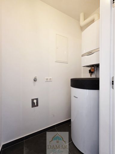 Abstellraum mit Therme und WM-Anschluss