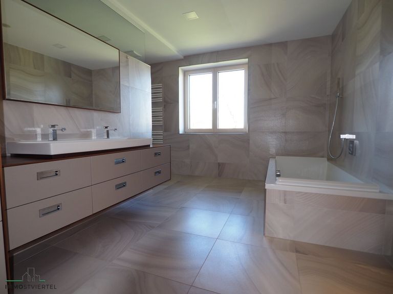 Bad mit Wanne und begehbarer Dusche