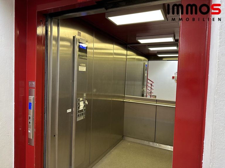 Personen- und Lastenlift vorhanden