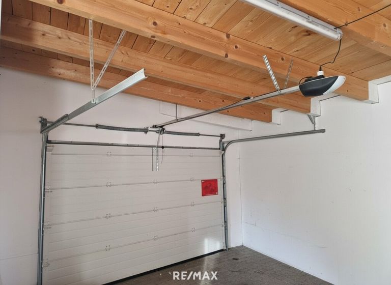 Garage mit Einfahrtstor