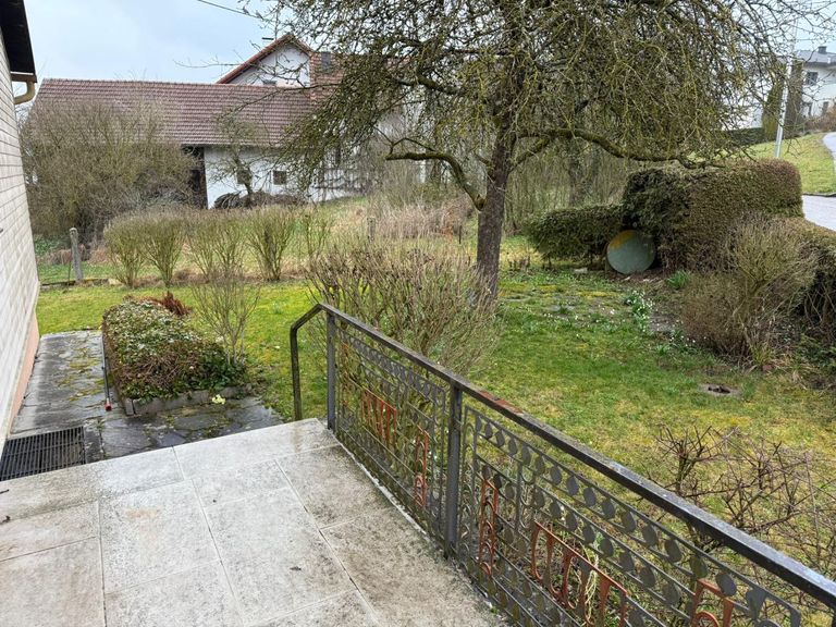 Wohnzimmer-Terrasse mit Blick in den Garten