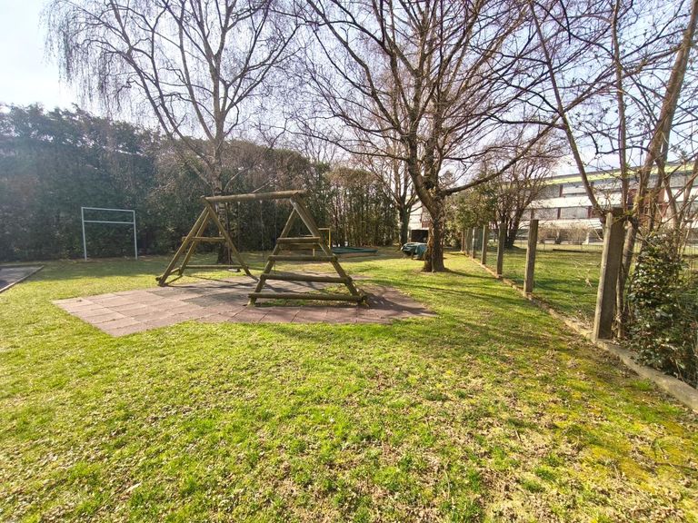 Grünfläche mit Spielplatz