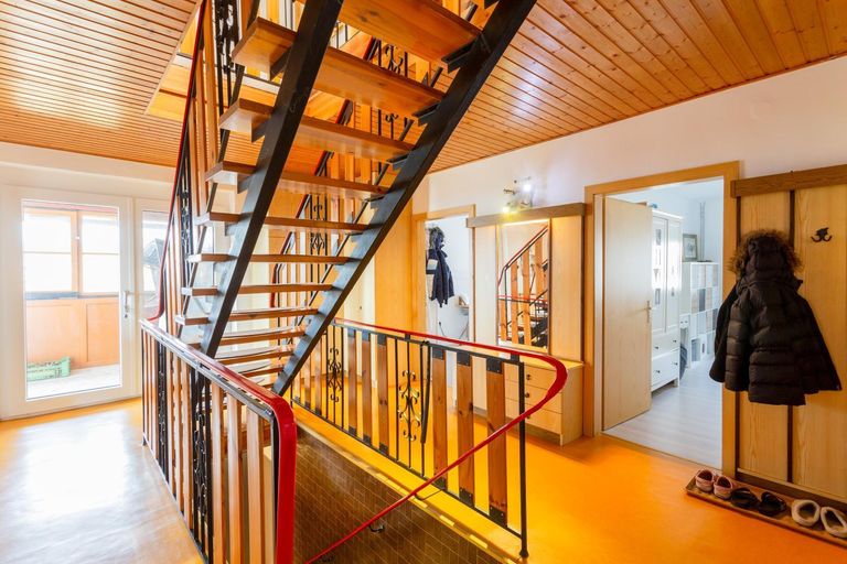 EG_Diele_zentrale Treppe