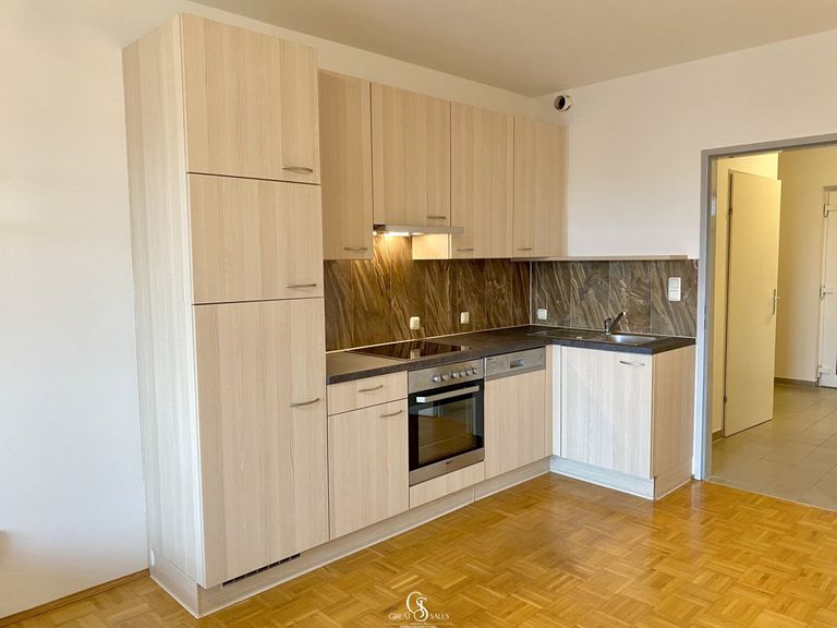 Küchenzeile mit Elektrogeräten