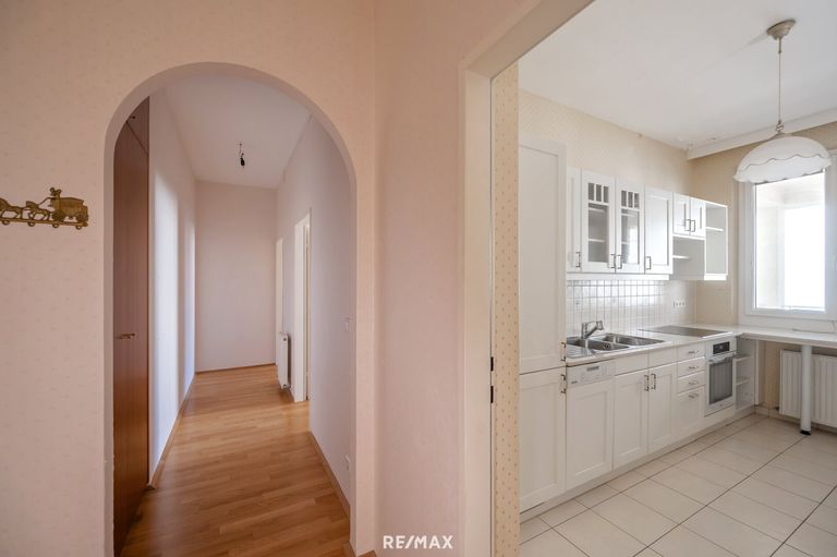 Vorraum | Blick in die Küche