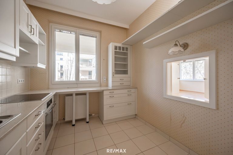 Küche mit Durchreiche zum Wohnzimmer