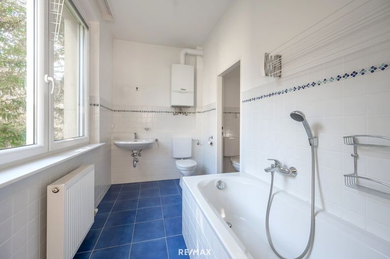 Badezimmer mit Badewanne und Fenster