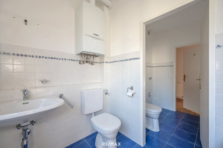 Bad mit Toilette und seperate Toilette