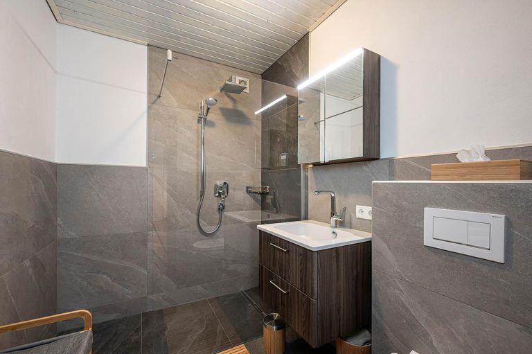 Badezimmer mit Dusche