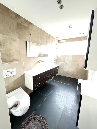 Bad mit Dusche und WC