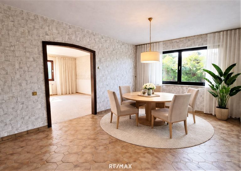 Esszimmer (virtuell eingerichtet)