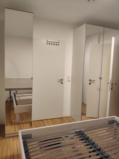 ZUR ABLÖSE: Schlafzimmer mit Kästen