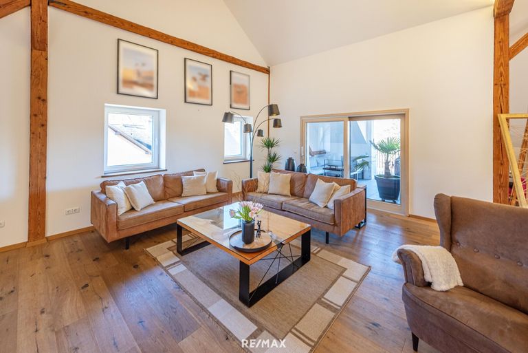 Wohnbereich mit Ausgang auf die gemütliche Terrasse