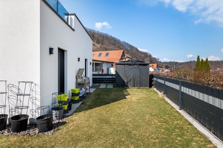 Sonniger Garten mit Gerätehaus