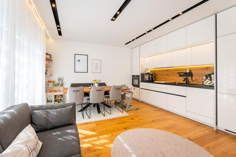 Offener Wohn-/Ess-/Kochbereich mit Terrassenzugang