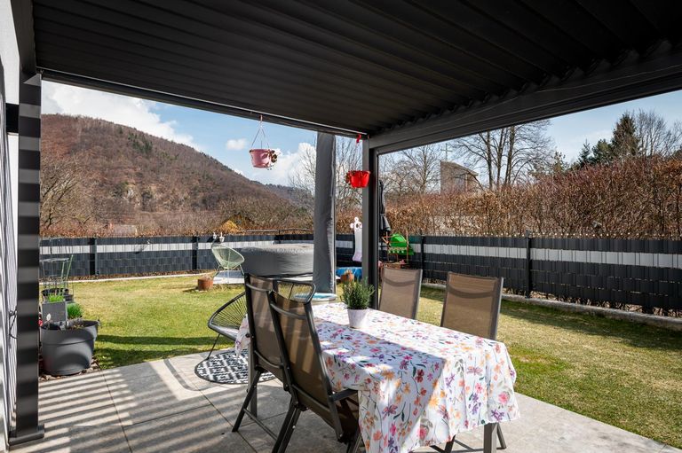 Überdachte Süd-Ostterrasse