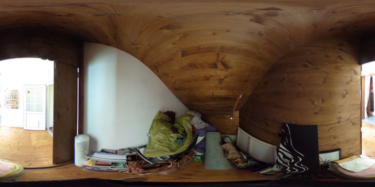 Bereich unter Treppe