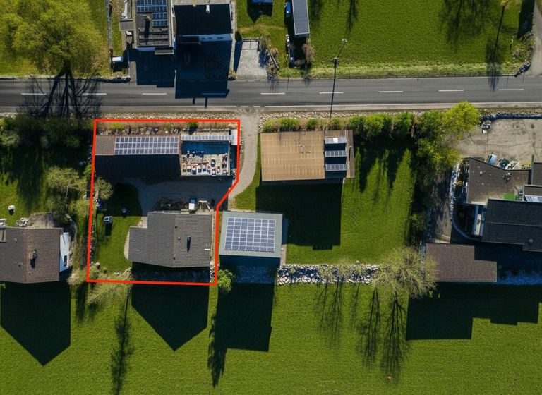 Luftbild Haus und Hallen mit eingezeichnetem Grundstück