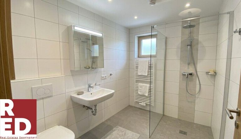 Bad mit Dusche und WC