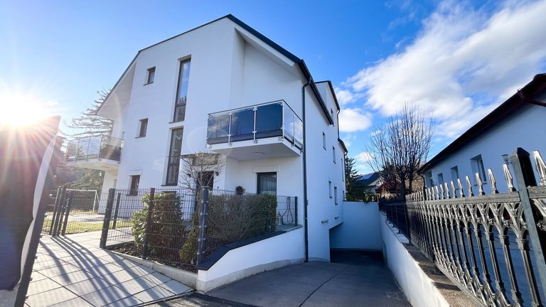 Ansicht von außen + Garageneinfahrt