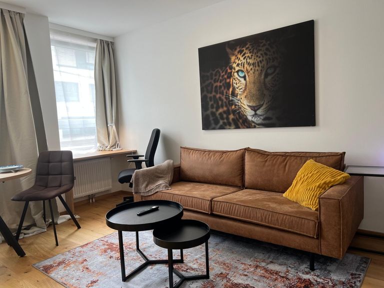 Schreibtisch/Wohnbereich