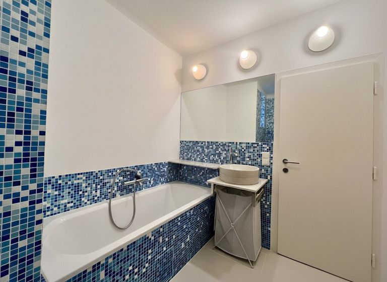 Badezimmer mit Badewanne