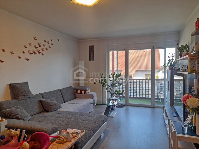 großes Wohnzimmer mit Ausgang auf den Balkon