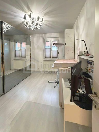 Kinderzimmer oder Büro_großer Kleiderkasten