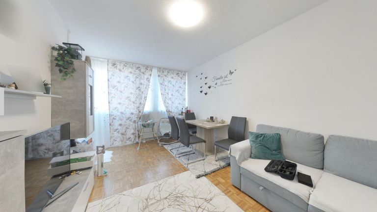 Wohnzimmer mit Balkonzugang