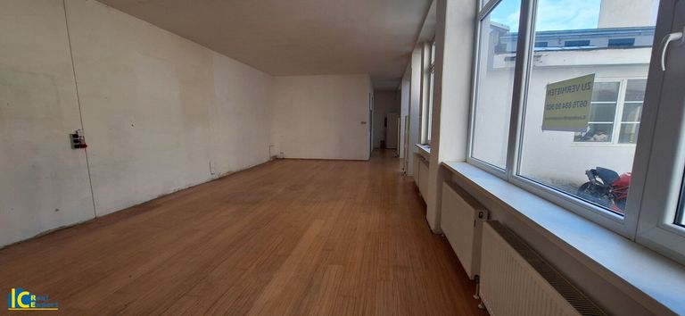 Großzügiger, langgestreckter Raum