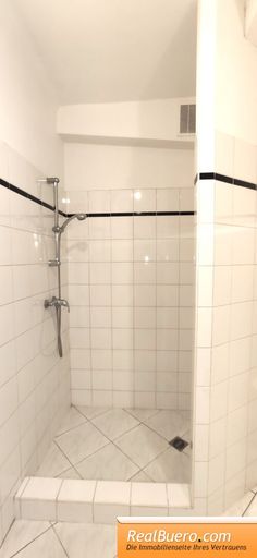 Badezimmer mit Dusche, Toilette, Handwaschbecken, Waschmaschinenanschluss