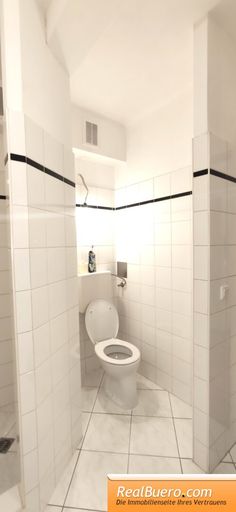 Badezimmer mit Dusche, Toilette, Handwaschbecken, Waschmaschinenanschluss