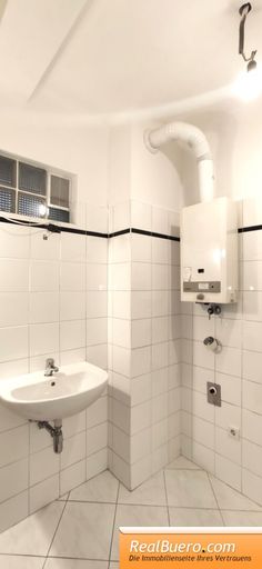 Badezimmer mit Dusche, Toilette, Handwaschbecken, Waschmaschinenanschluss