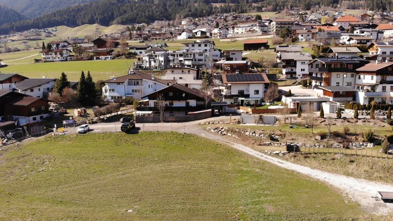 Blick auf das Grundstück und das Dorf im Hintergrund