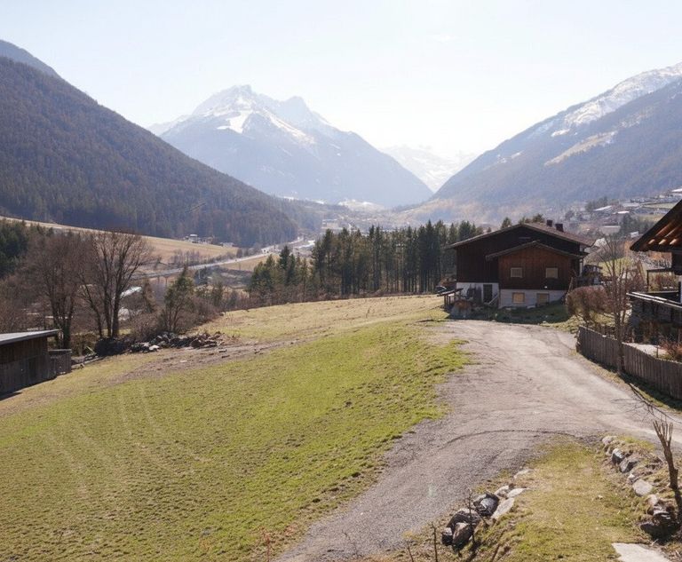 Seitenansicht Grundstück Richtung Dorfstraße, mit Blick ins Tal