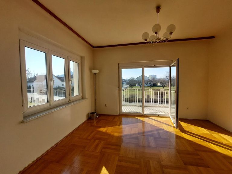 EG Zimmer mit Balkon im Erdgeschoss