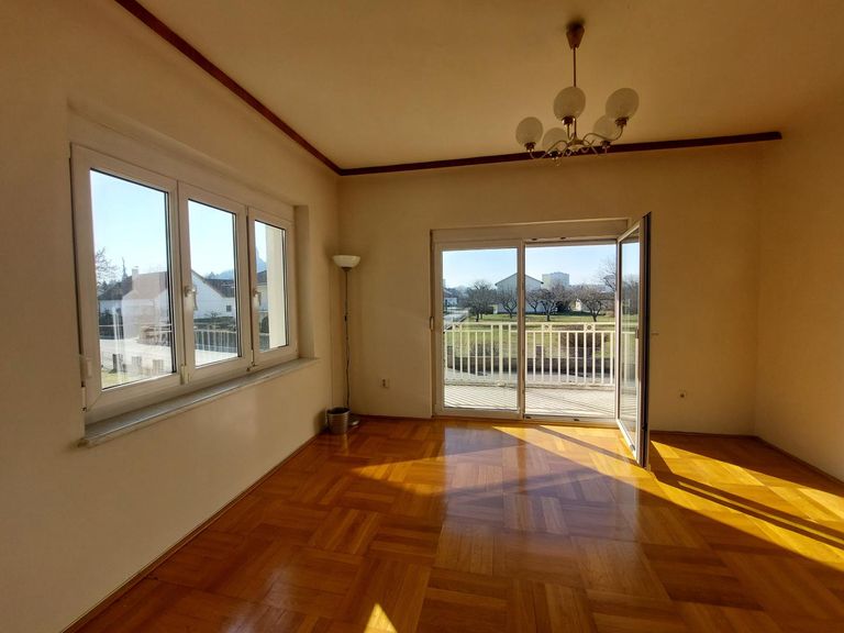 EG Zimmer mit Balkon im Erdgeschoss