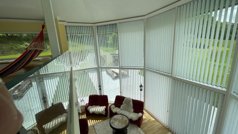 Blick von der Galerie in das Wohnzimmer