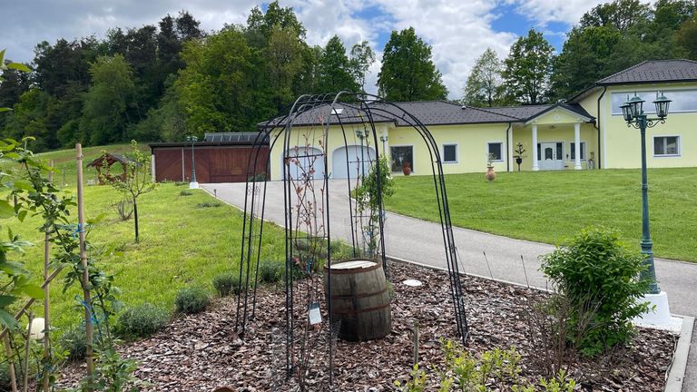 Blick vom Gästehaus zum Haupthaus