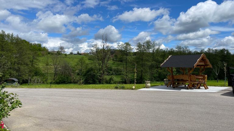 Platz vor dem Nebengebäude