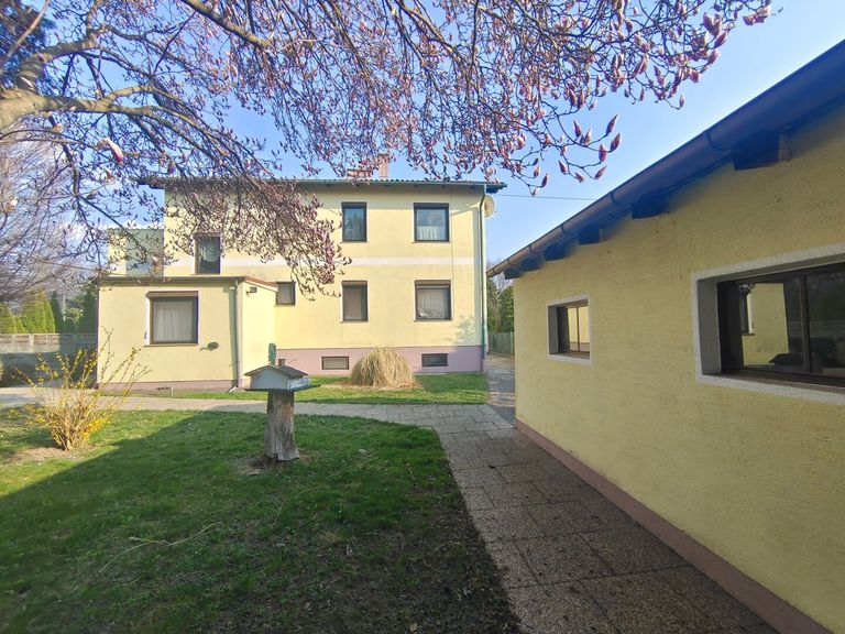 Aussenansicht mit Nebengebäude