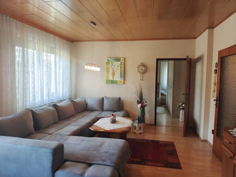 Wohnzimmer (zus. Zimmer) OG