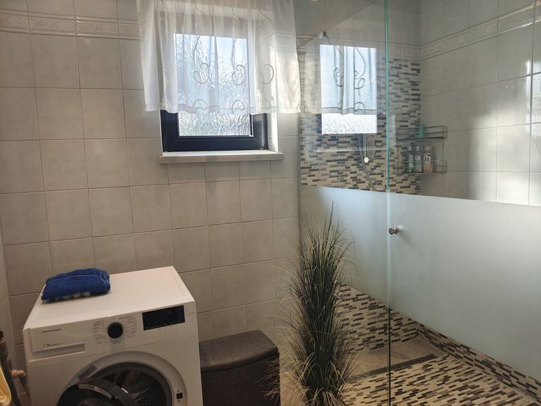 Bad mit beg. Dusche OG